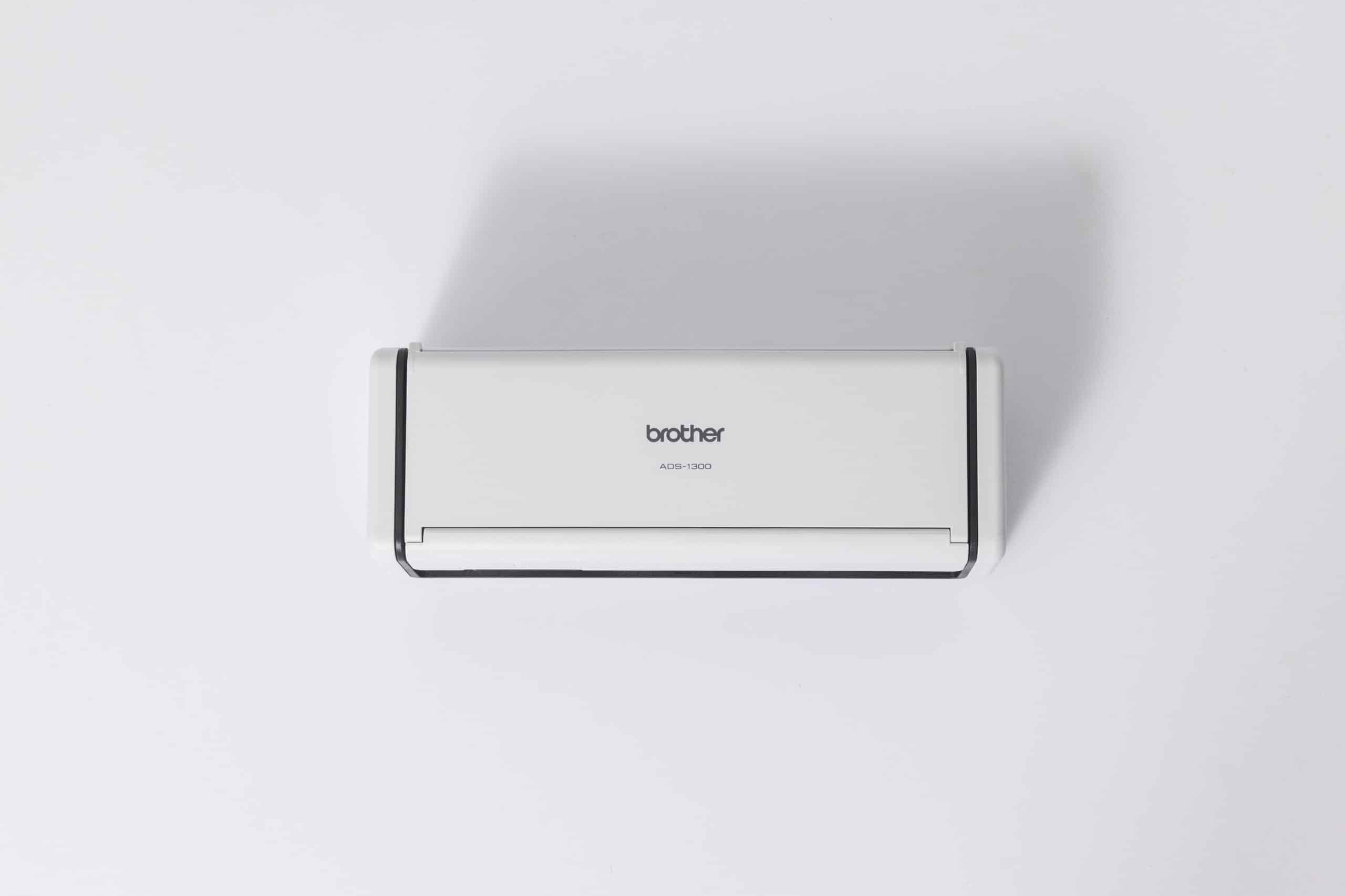 Brother ADS-1300 A4 documentscanner voor ondernemers op bureau