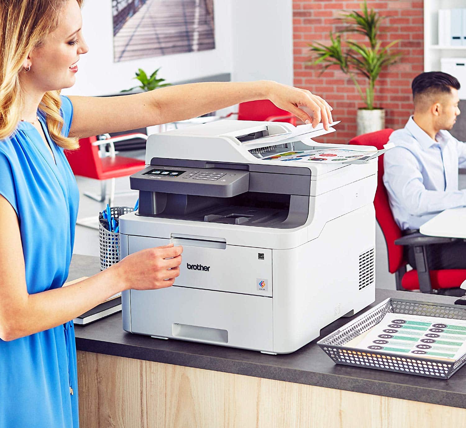 Brother MFC-L3710CW kleuren multifunctionele laserprinter op bureau