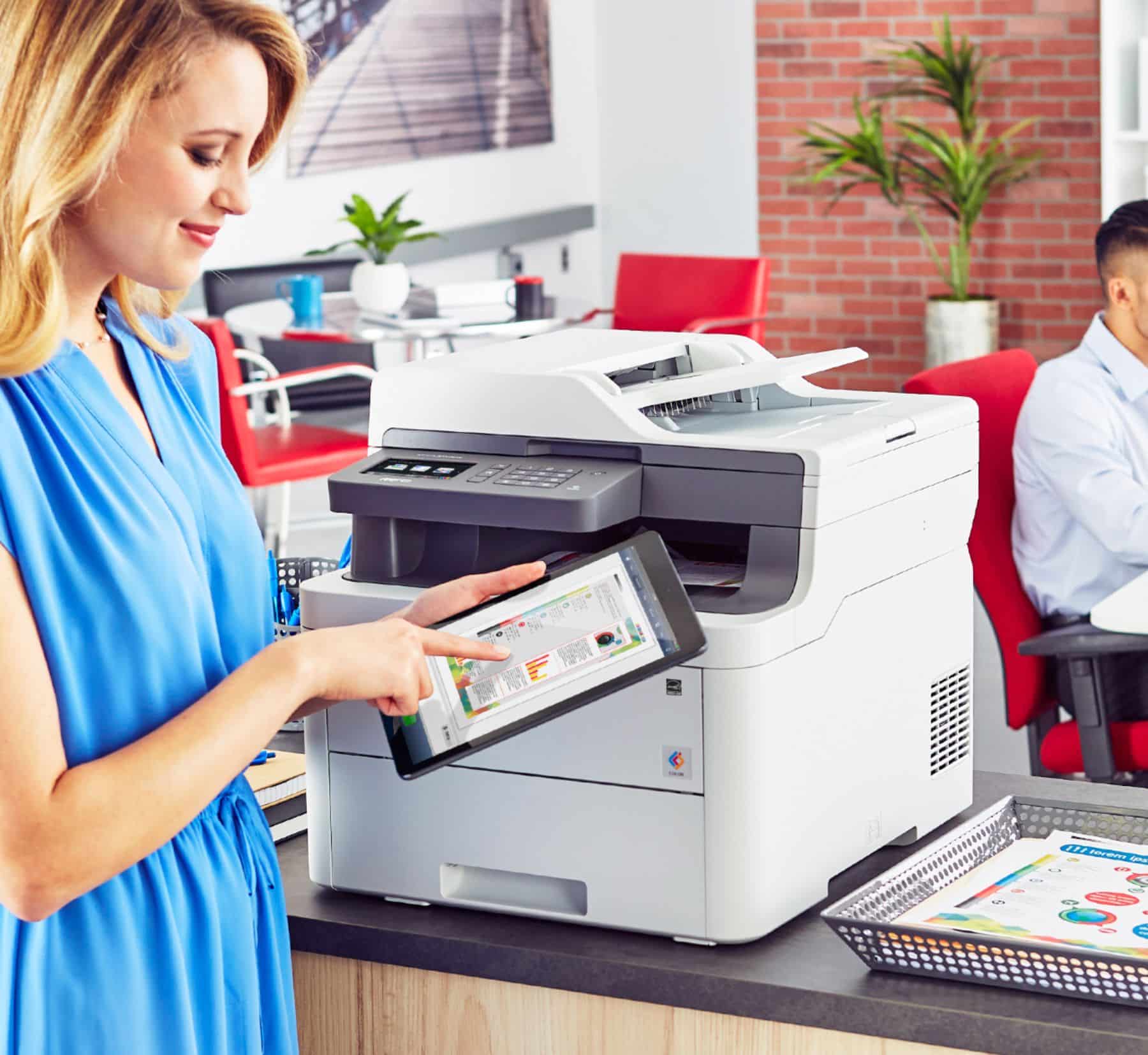 Brother MFC-L3710CW kleuren laser multifunctionele printer op bureau