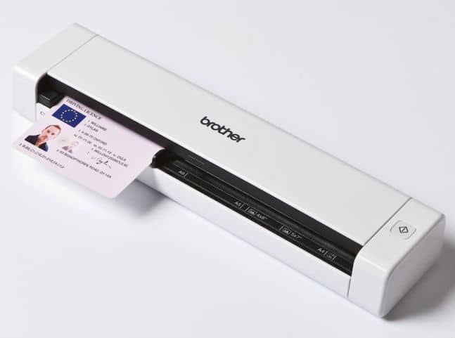 Brother DS-620 mobiele documentscanner, schuin gefotografeerd op witte achtergrond