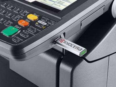 Kleuren multifunctioneel kopieerapparaat Kyocera Taskalfa 2550ci op een bureau