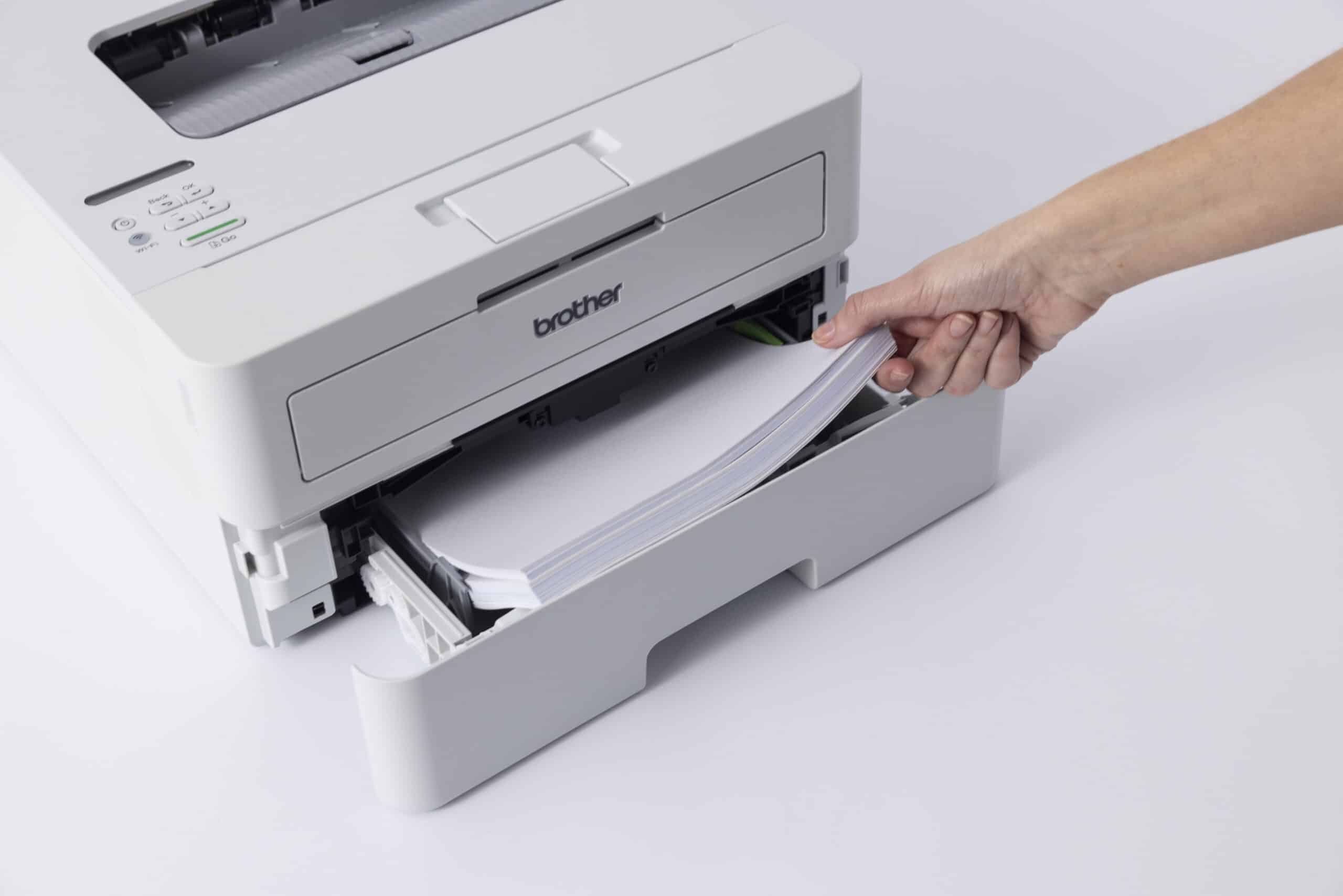 Brother HL-L2865DW A4 zwart-wit laserprinter op kantoorbureau