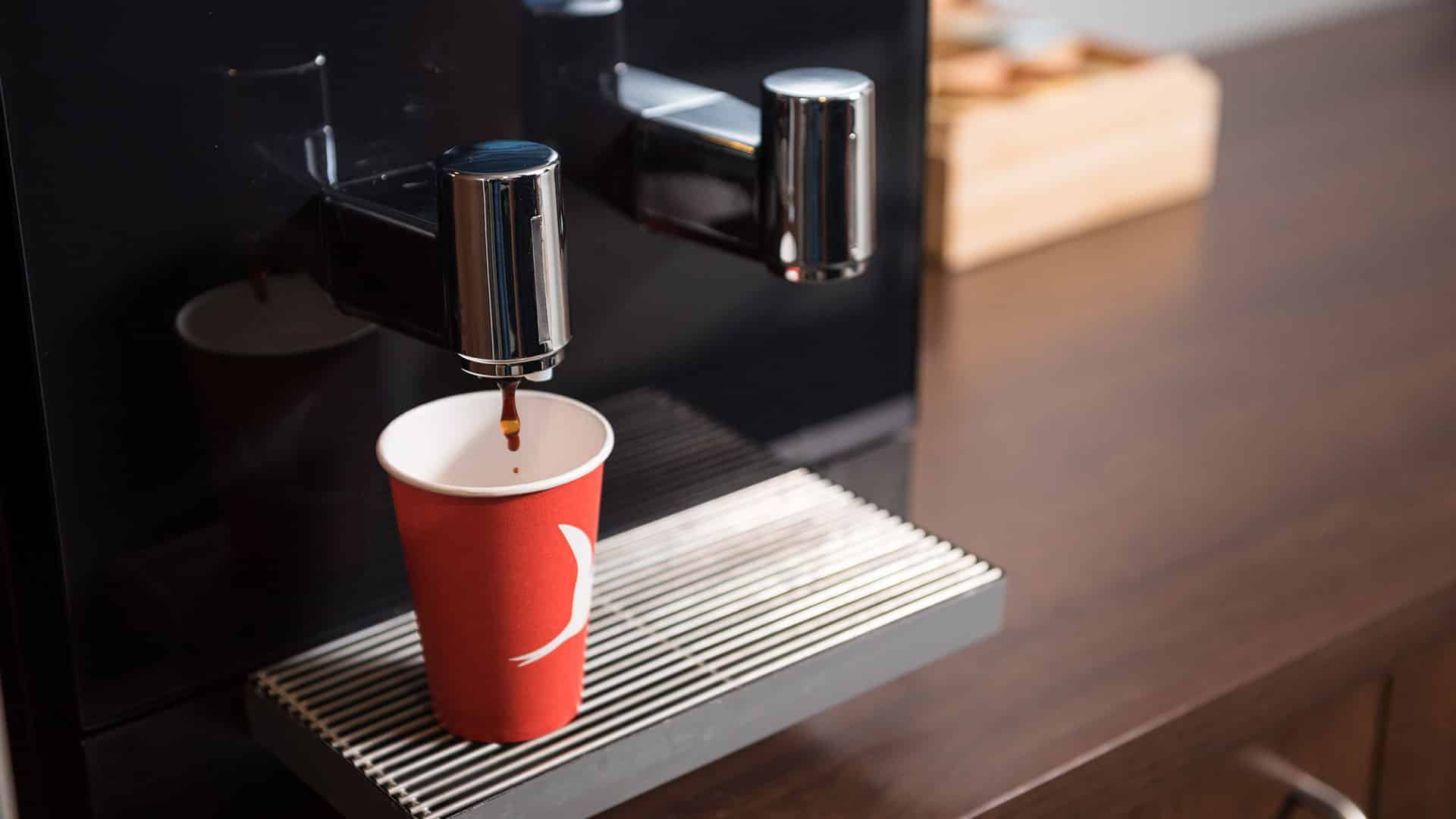 Etna Dorado fresh brew koffiemachine in showroomomgeving